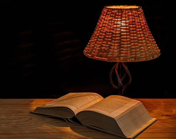 Lampe de chevet : illuminez votre chambre avec style et confort